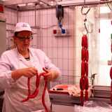 Enza � invece alle prese con la preparazione delle salsiccie